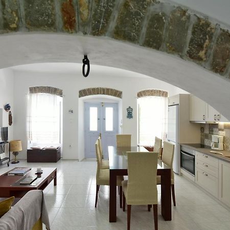 Arco I/ Downtown Rustic Apartment/4 Min From Port Hydra  Bagian luar foto