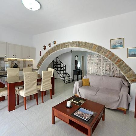 Arco I/ Downtown Rustic Apartment/4 Min From Port Hydra  Bagian luar foto