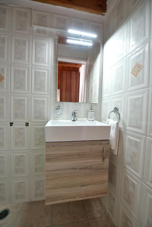 Arco I/ Downtown Rustic Apartment/4 Min From Port Hydra  Bagian luar foto